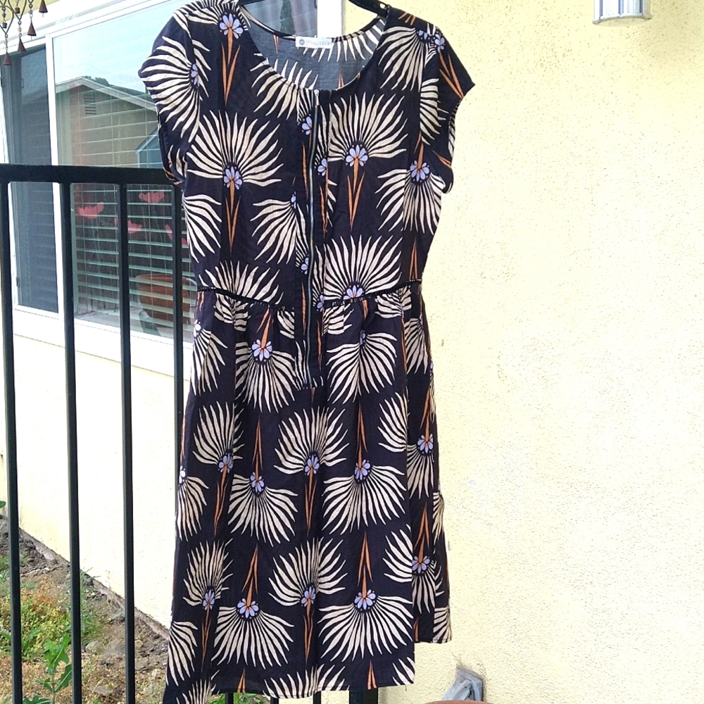 Relished, size large, color black tan
